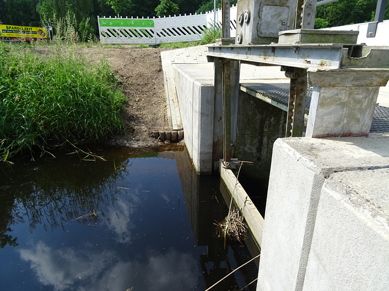 Bild 8: Versiegelte Risse in Beton nach Risssanierung in statischen Bauelementen einer Schleuse