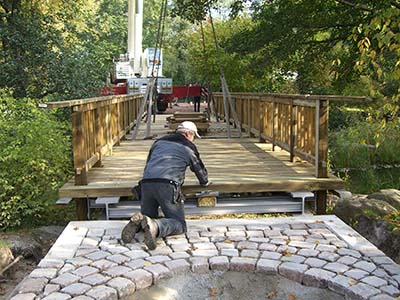 Bild 6: Montage einer Holzbrücke: Anbindung Gehweg