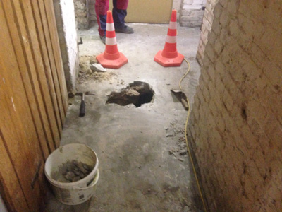 Bild 1: Schaden unter der Bodenplatte <br> im Keller eines Wohnhauses (mehrgeschossig)