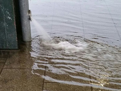 Bild 5: Starkregen - Regenwasser, Steigrohr läuft über